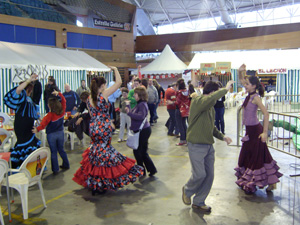 Participantes bailando en la Feria de Abril del Multiusos Sánchez Paraiso